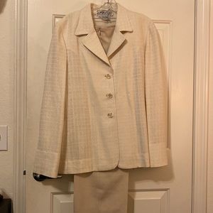 ❣️ PRICE DROP ❣️ Carlisle Woman’s Jacket/Pant Set.